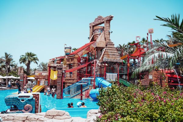 Découvrez les campings avec parc aquatique pour un été fun