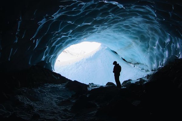Comment organiser une visite des grottes de glace en Islande sans guide?